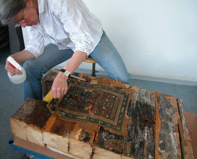 Mitarbeiterin beim Ablösen des Drucks vom Holz